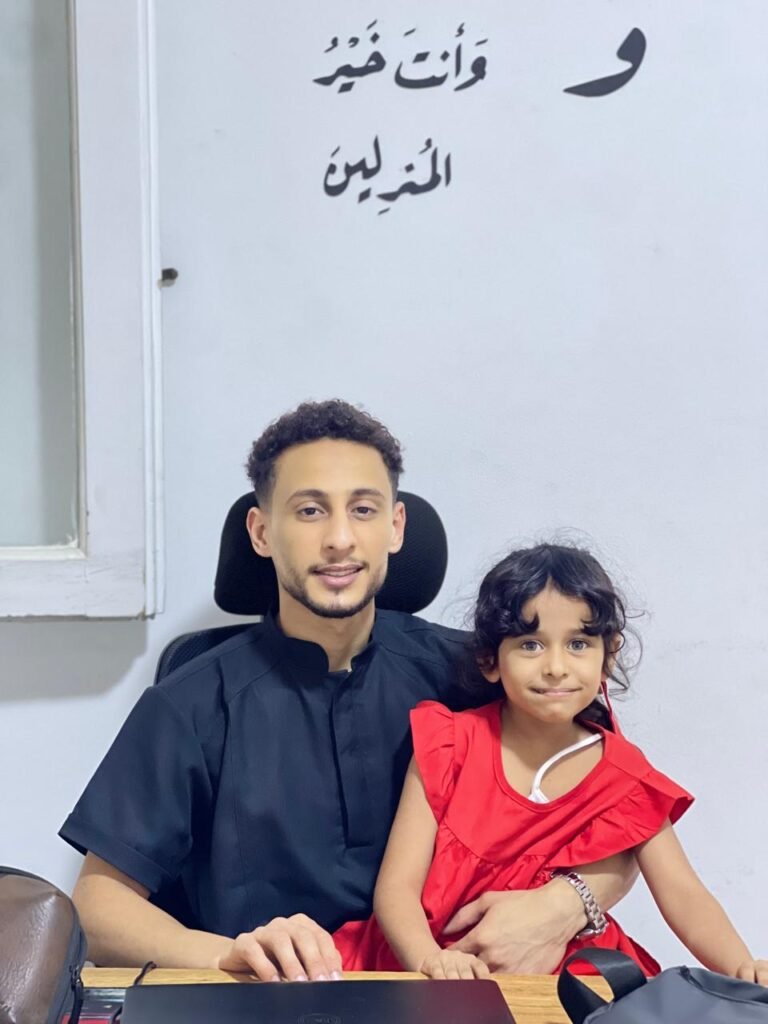 أخصائي وطفلة داخل مركز بداية جديدة