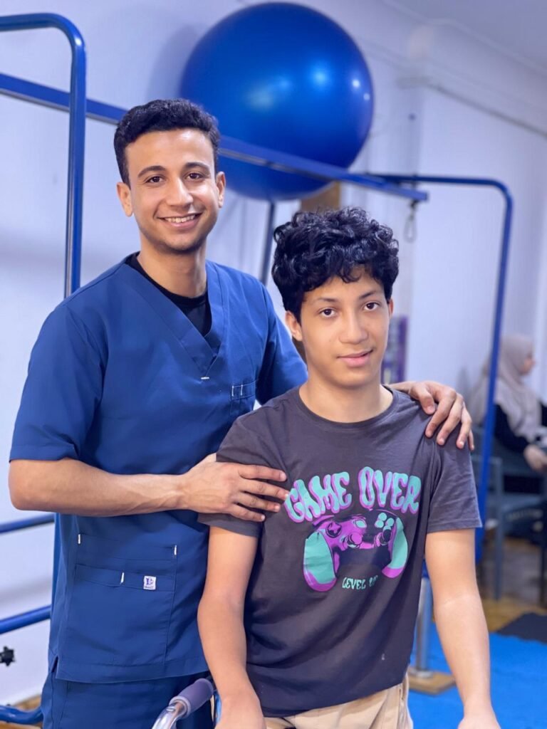 أخصائي مع طفل بعد جلسة تأهيل داخل المركز