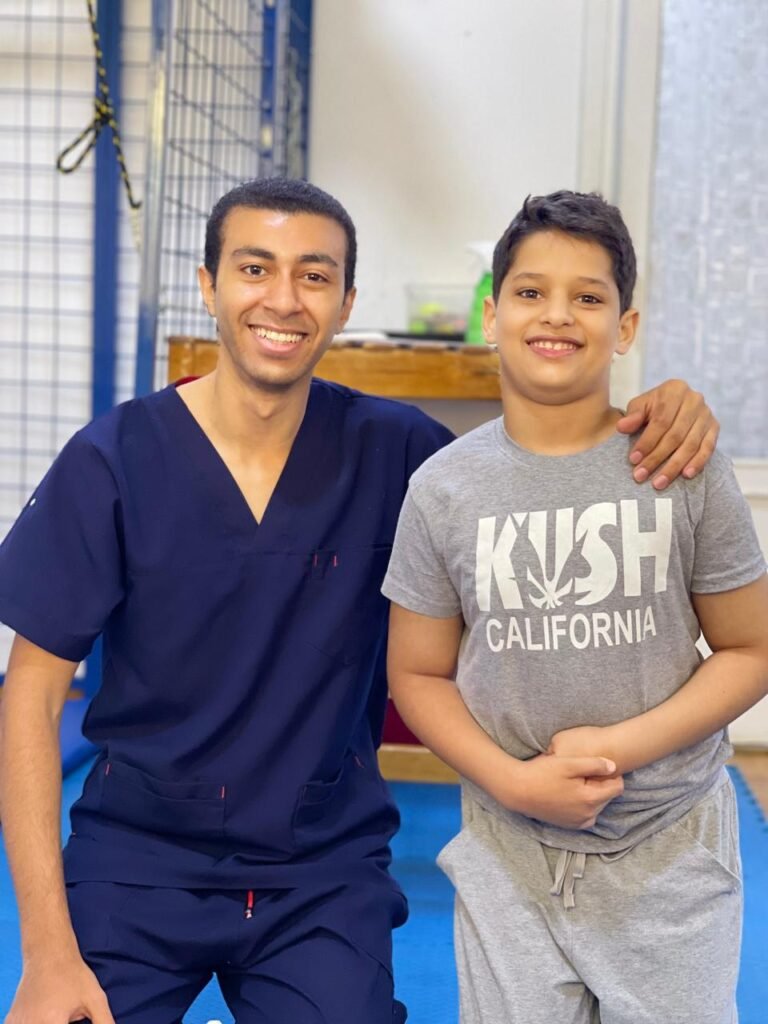 أخصائي مع طفل مبتسم داخل مركز بداية جديدة