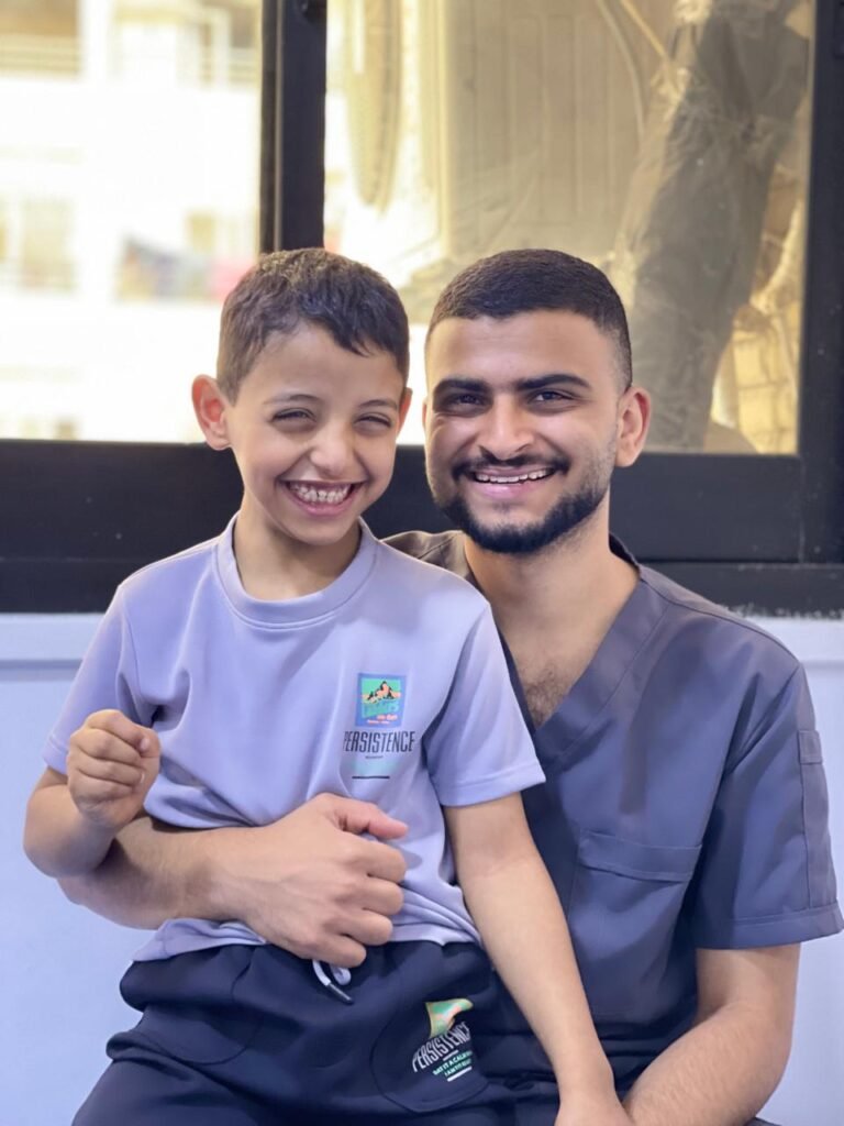 طفل مبتسم مع أخصائي العلاج الطبيعي